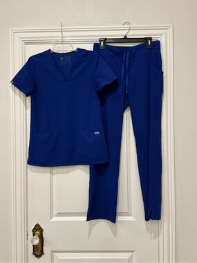Ladies Figs Midnight Blue Scrub Set Kade Pants Casma Top X-Small/Smalll